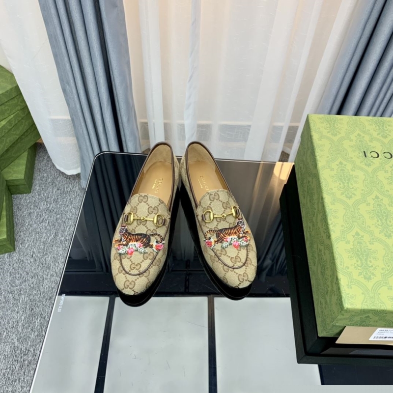 G*u*i flat shoes